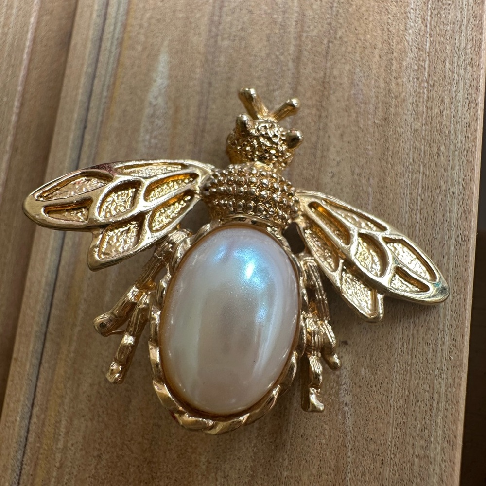 Vintage Sarah Coventry bumblebee pin brooch with faux pearl belly.